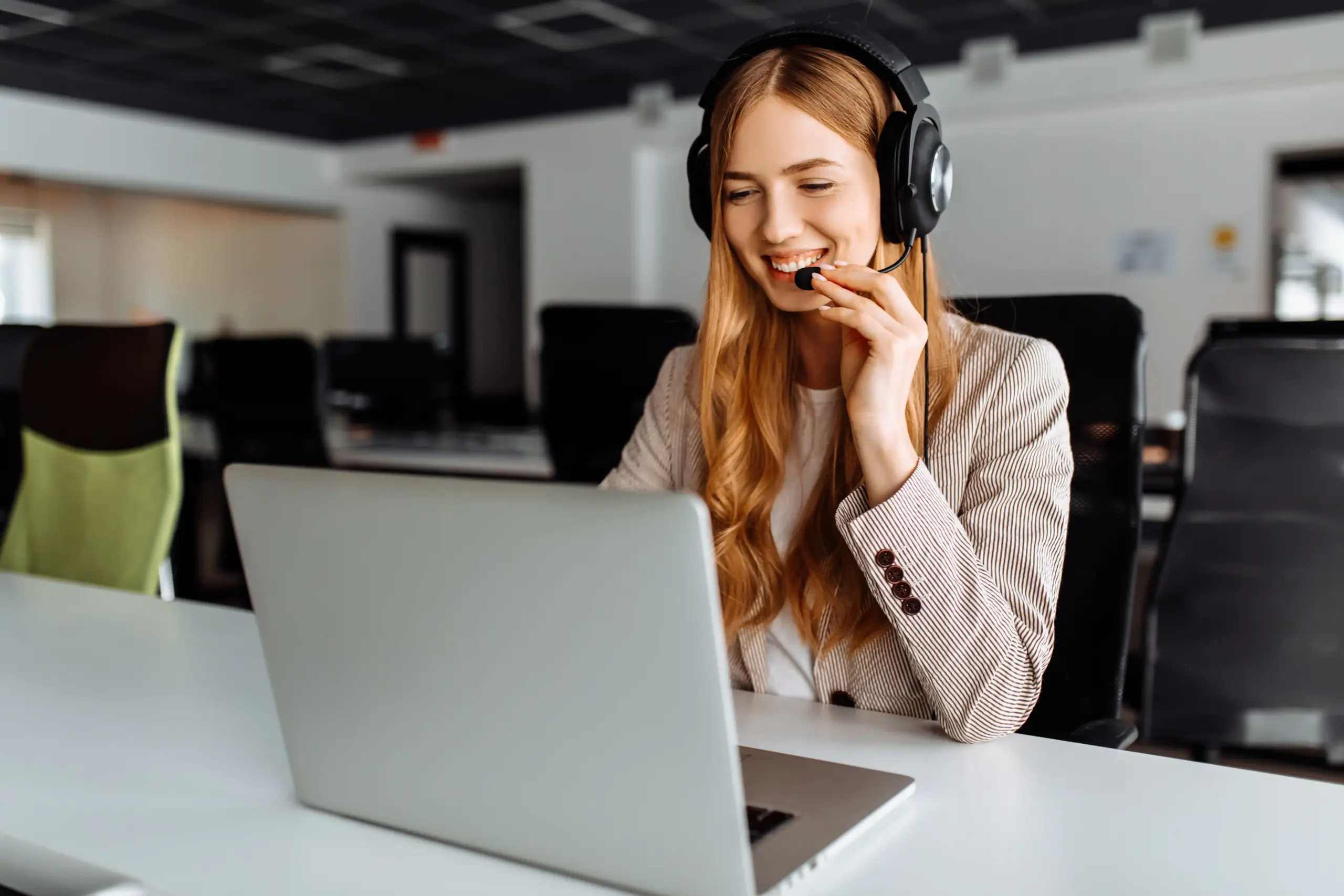 Beraterin in der Telekommunikation mit Cloud-Telefonie